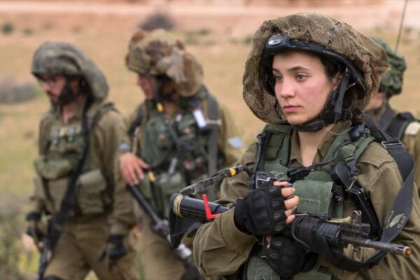 Uniformes militares para mujer